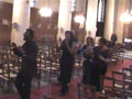 Les choristes accompagnent les mariés sur le dernier chant (5+1)