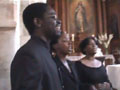 Les choristes accompagnent les mariés sur le dernier chant (3+1)